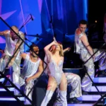 Jennifer Lopez tardia e deslizante em um concerto em Varsóvia. Também foi uma atração forte