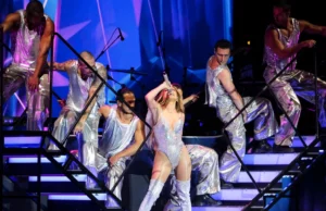 Jennifer Lopez tardia e deslizante em um concerto em Varsóvia. Também foi uma atração forte Jennifer Lopez tardia e deslizante em um concerto em Varsóvia. Também foi uma atração forte