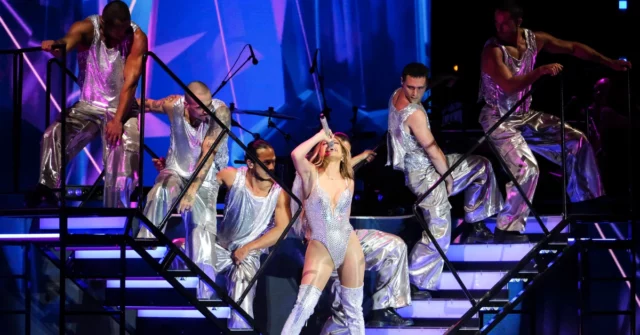Jennifer Lopez tardia e deslizante em um concerto em Varsóvia. Também foi uma atração forte


