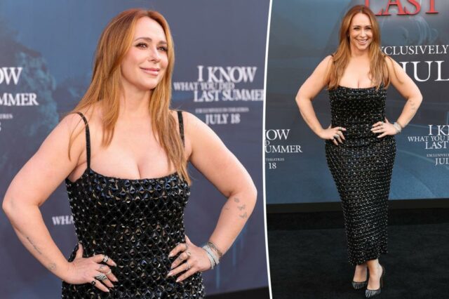 Jennifer Love Hewitt mostra seu novo cabelo ruivo para a estréia de "Eu sei o que você fez no verão passado"

