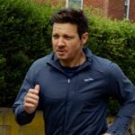 Jeremy Renner marca 2 anos a partir do acidente de arco de neve que quase o mata
