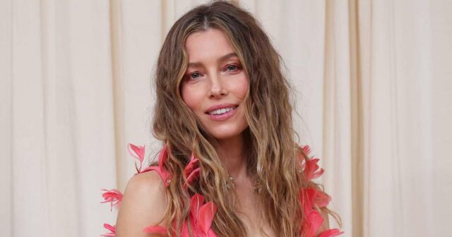 Jessica Biel quebra as regras para comer no chuveiro corretamente