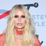 Jessica Simpson presta homenagem a sua mãe na publicação de aniversário em Eric Johnson Split 766