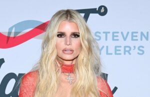 Jessica Simpson mostra uma transformação mais escura de cabelo na publicação de aniversário Jessica Simpson presta homenagem a sua mãe na publicação de aniversário em Eric Johnson Split 766