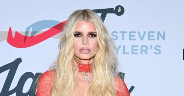 Jessica Simpson presta homenagem a sua mãe na publicação de aniversário em Eric Johnson Split 766