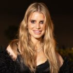 Jessica Simpson aproveitou uma noite com os amigos por seu aniversário de 45 anos.
