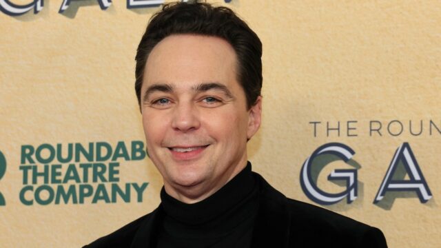 Jim Parsons bate Trump para cortar a linha direta LGBTK + CRISIS: 'Eu acho que é literalmente criminosa "

