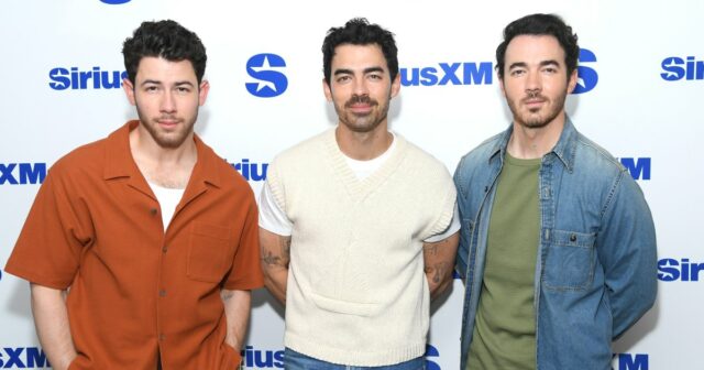 Os irmãos Jonas se tornam reais sobre o que é cantar sobre sexo na frente dos irmãos: tem que ser uma 'coisa sutil'