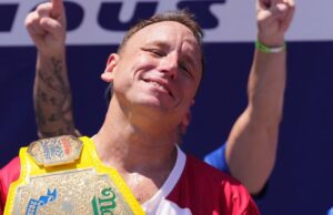 Joey Chestnut faz um retorno dominante ao concurso de comer cachorro -quente de Nathan Miki sudo ganha o cachorro-quente GettyImage-222279888 Concurso de refeição
