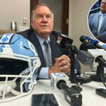 Treinador de futebol da Carolina do Norte em uma conferência de imprensa.