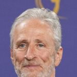 Jon Stewart Fears Paramount pode terminar "Daily View" depois que Colbert é cancelado, as máquinas de escrever centrais como "como homens"
