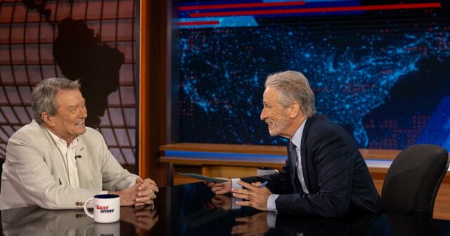 Jon Stewart não dura palavras sobre o acordo de Trump de US $ 16 milhões na Paramount

