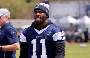 Jones ouve enquanto os fãs cantam “Pay Micah!” no acampamento Jones ouve enquanto os fãs cantam "Pay Micah!" no acampamento