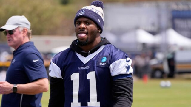 Jones ouve enquanto os fãs cantam "Pay Micah!" no acampamento

