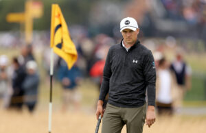 Jordan cuspindo o status Confirmar por meio de Cloll Pret Neck de Cloll Jordan cuspindo o status Confirmar por meio de Cloll Pret Neck de Cloll