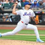 José Buttda joga o campo durante a sétima rodada do Victory Mets 6-3 sobre os Angels em 23 de julho de 2025.