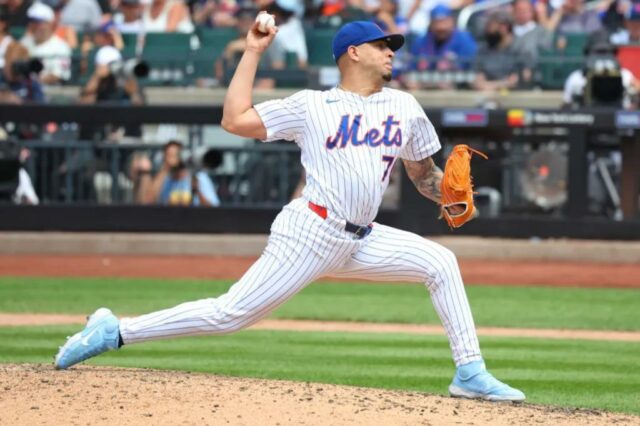 José Buttda joga o campo durante a sétima rodada do Victory Mets 6-3 sobre os Angels em 23 de julho de 2025.