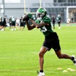 O receptor do Jets Jets, Josh Reynolds (83), as capturas durante o treinamento em um campo de treinamento.