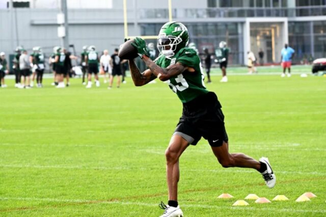 O receptor do Jets Jets, Josh Reynolds (83), as capturas durante o treinamento em um campo de treinamento.