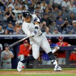 O New York York Yankees atinge o beisebol.