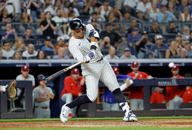 O New York York Yankees atinge o beisebol.