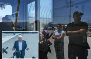 Juiz Barss Administration Trump de fazer prisões não discriminadas nos ataques de imigração da Califórnia Reflexão das pessoas em uma fazenda na Califórnia durante ataques de imigração.