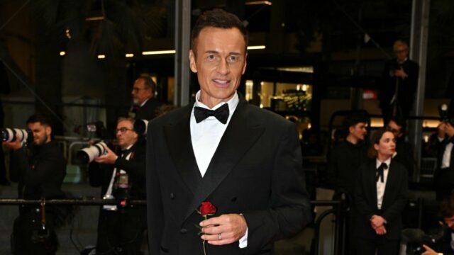 Julian McMahon estava participando do tapete vermelho de Cannes 2024 para 