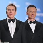 O amado ator australiano Julian McMahon tem P (Afast Away, 56 anos. Imagem com Surfer Co-Star Nicholas Cage em maio de 2024