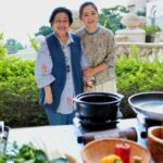 Juntamente com Dianxi Xiaoge Food Blogger, Megawati desfrutando de comida típica tradicional e Yunnan