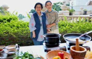 Juntamente com Dianxi Xiaoge Food Blogger, Megawati desfrutando de comida típica tradicional e Yunnan Juntamente com Dianxi Xiaoge Food Blogger, Megawati desfrutando de comida típica tradicional e Yunnan