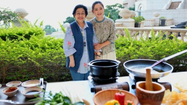 Juntamente com Dianxi Xiaoge Food Blogger, Megawati desfrutando de comida típica tradicional e Yunnan

