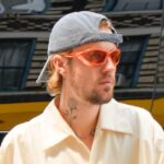 Hailey Bieber abraça marido Justin no 31º aniversário