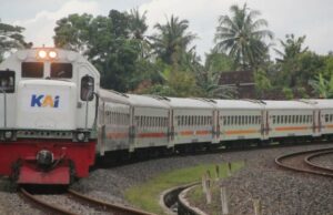 Kai correu a pedra para o trem de Sacaka, que fez 2 passageiros expostos a flocos de vidro Kai correu a pedra para o trem de Sacaka, que fez 2 passageiros expostos a flocos de vidro