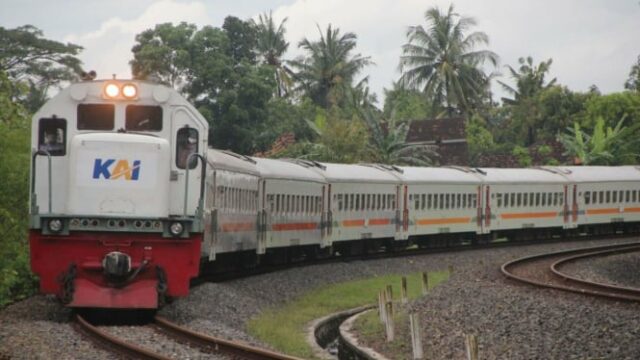 Kai correu a pedra para o trem de Sacaka, que fez 2 passageiros expostos a flocos de vidro

