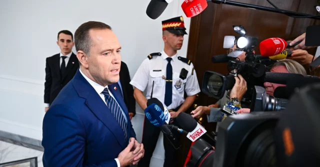 Karol Nawrocki se reuniu com Szymon Ho deve. O presidente Elekto não mordeu o idioma

