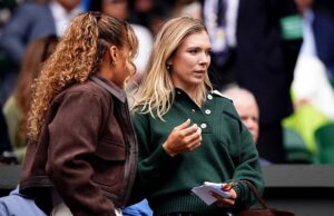 Katie Boulter chega ao tribunal central para olhar para o marido Alex de Minaur enfrenta Novak Djokovic – dias depois que ela fez um choque de acesso a seu Wimbledon -Framtime Katie Boulter (à direita) chegou ao Center Court na segunda -feira de manhã para animar seu noivo Alex de Minuar