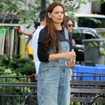 Katie Holmes acaba de fazer macacões jeans