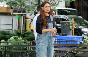 Katie Holmes acaba de fazer macacões jeans Katie Holmes acaba de fazer macacões jeans