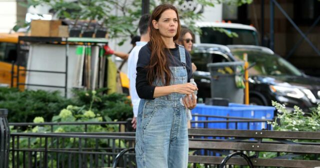 Katie Holmes acaba de fazer macacões jeans

