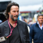 Keanu Reeves faz a aparição do GP britânico após enormes notícias do Cadillach