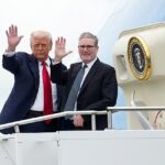 O primeiro -ministro acenou quando ele embarcou nos EUA, o Presidente Boeing 747, em Prestwick hoje à noite, após a conversa e uma conferência de imprensa caótica no Turnberry Golf Resort de Trump.