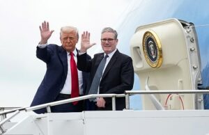 Keir Starmer acompanha Trump na Força Aérea Um depois que Donald disse -lhe para reduzir os impostos e “destruir” a imigração é a única maneira de vencer Farage O primeiro -ministro acenou quando ele embarcou nos EUA, o Presidente Boeing 747, em Prestwick hoje à noite, após a conversa e uma conferência de imprensa caótica no Turnberry Golf Resort de Trump.