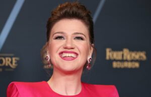 Kelly Clarkson atrasa a abertura da residência de Vegas para evitar “danos graves” em sua voz Kelly Clarkson atrasa a abertura da residência de Vegas para evitar "danos graves" em sua voz
