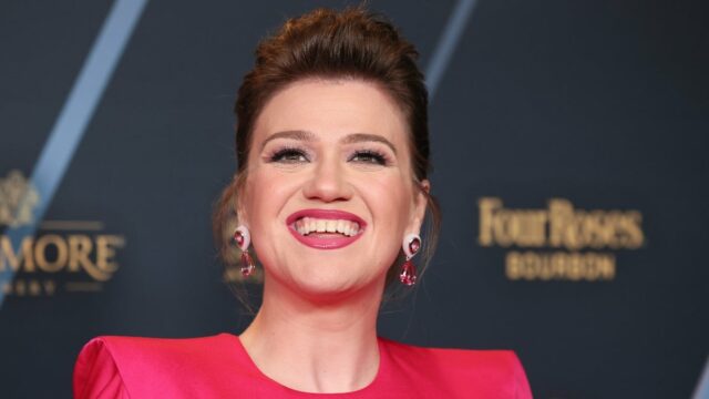 Kelly Clarkson atrasa a abertura da residência de Vegas para evitar "danos graves" em sua voz

