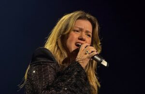 Kelly Clarkson cancela as primeiras exposições da residência de Las Vegas minutos antes do Showtime Kelly Clarkson, 43 anos, interrompeu o show de dois de abertura de seu Las Vegas -apenas alguns minutos antes do Showtime; Visto em maio em Nova York