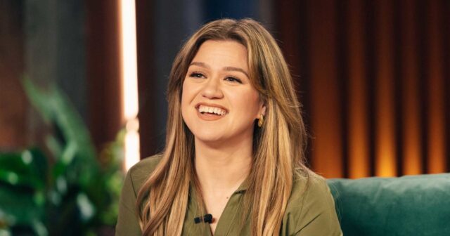 Kelly Clarkson cortou os cabelos para uma nova temporada de 'The Voice': olhe para seu bob

