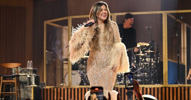 Kelly Clarksson revela que ela cortou a verdade também dizendo músicas do próximo álbum