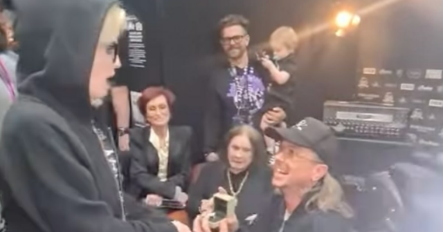 Kelly Osbourne compartilha o vídeo de sua proposta e a reação de seu pai Ozzy Osbourne

