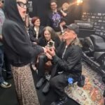 O parceiro de Kelly Osbourne, Sid Wilson, surpreendeu a estrela ao sugerir os bastidores no último show de Ozzy Osbourne na noite de sábado