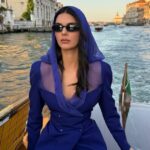 Kourtney Kardashian mostra um vestido nu sexy enquanto o casamento de Jeff Bezos pula